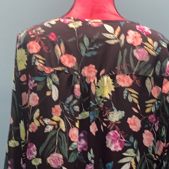 Chelsea & Theodore Black Floral Print Top Size Medium - Picture 6 of 12
